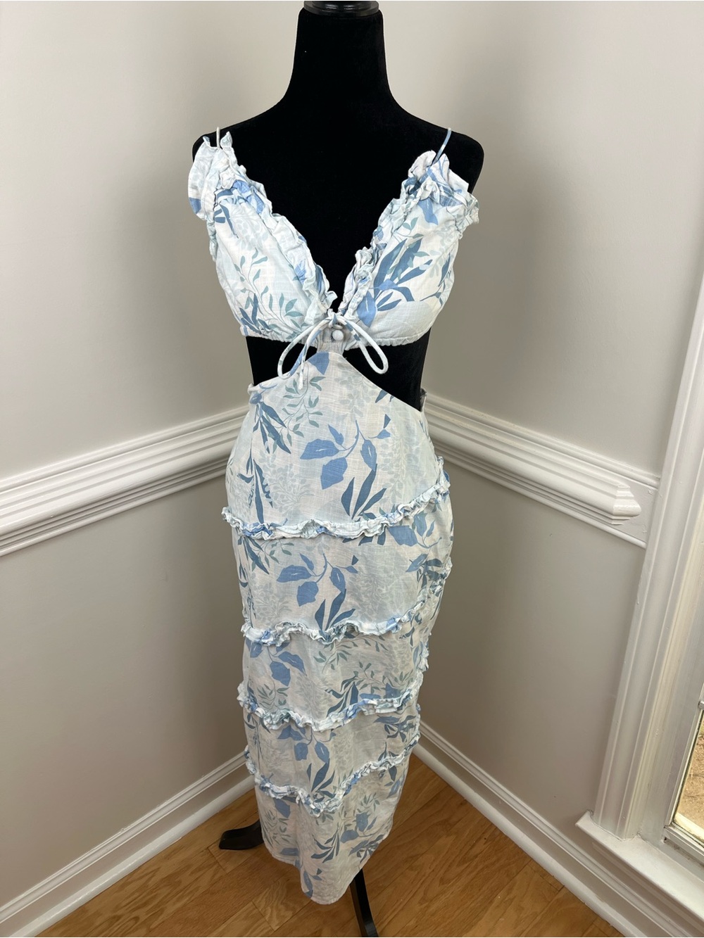 SABO SKIRT Jaida Blue Floral Midi Dress with Cutout Ruffle - 100% Cotton - Picture 3 of 12